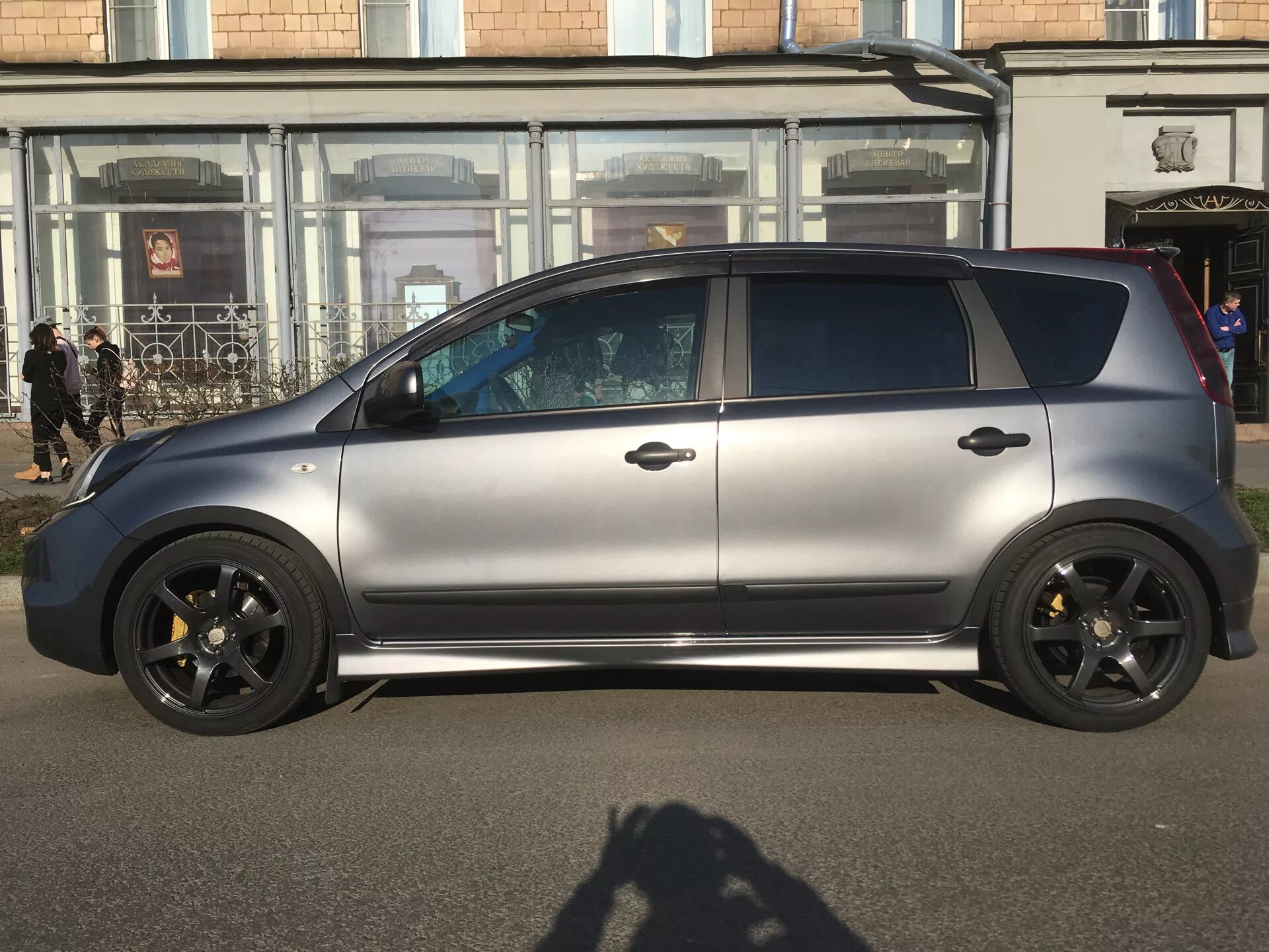 Ниссан ноут на 16 дисках фото Вид авто на новых летних дисках - Nissan Note (1G), 1,4 л, 2013 года тюнинг DRIV