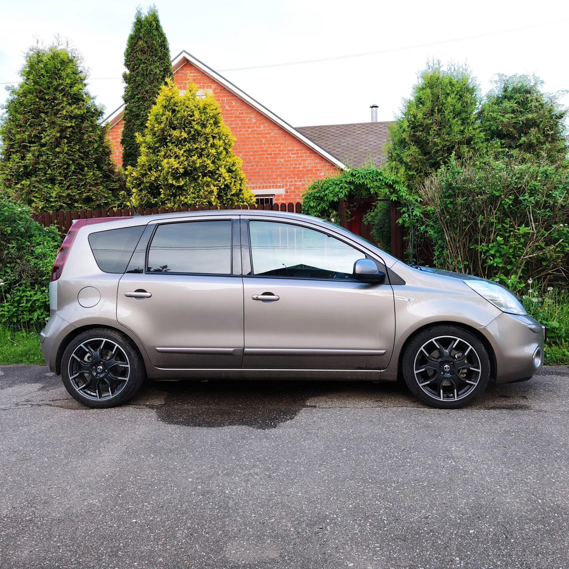 Ниссан ноут на 16 дисках фото "Дорогая, я снова уменьшил дорожный просвет" - Nissan Note (1G), 1,6 л, 2012 год