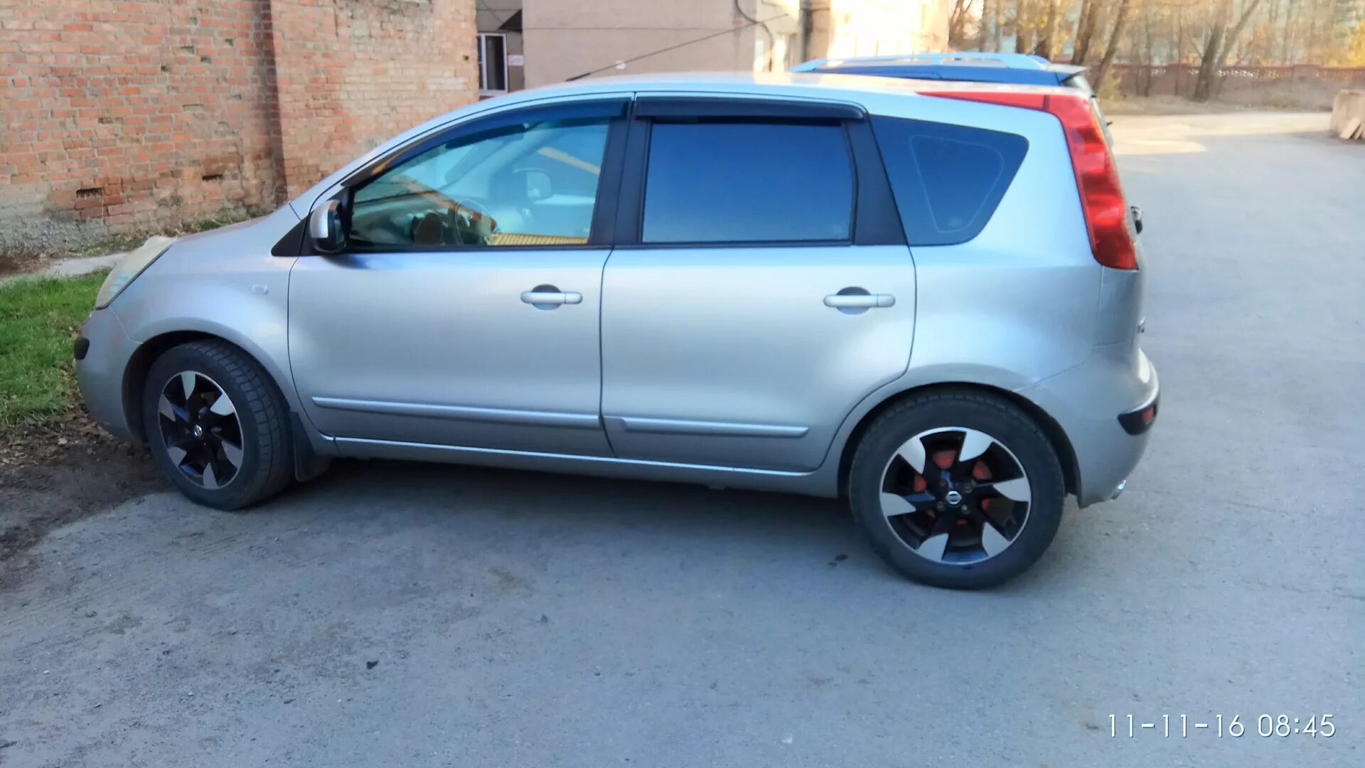 Ниссан ноут на 16 дисках фото Переобулся на зиму, новые диски - Nissan Note (1G), 1,6 л, 2007 года колёсные ди