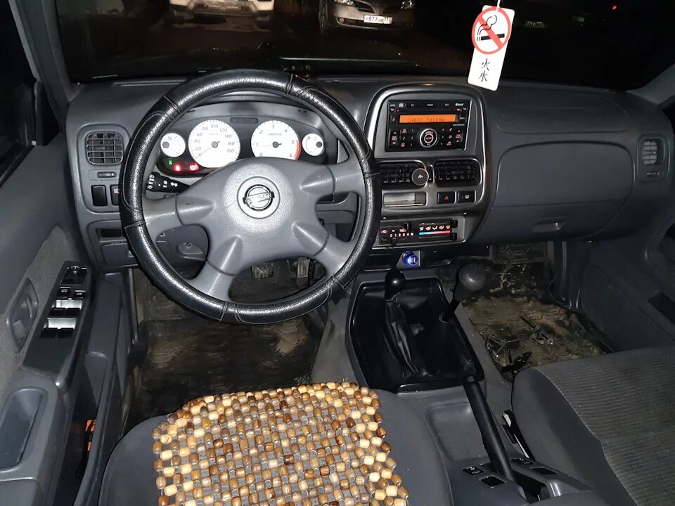 Ниссан нп 300 тюнинг салона Довожу до ума по мелочи - Nissan NP300, 2,5 л, 2011 года просто так DRIVE2