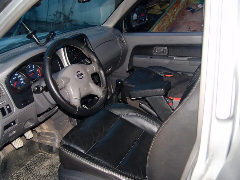 Ниссан нп 300 тюнинг салона Изготовление Подлокотника. - Nissan NP300, 2,5 л, 2008 года тюнинг DRIVE2