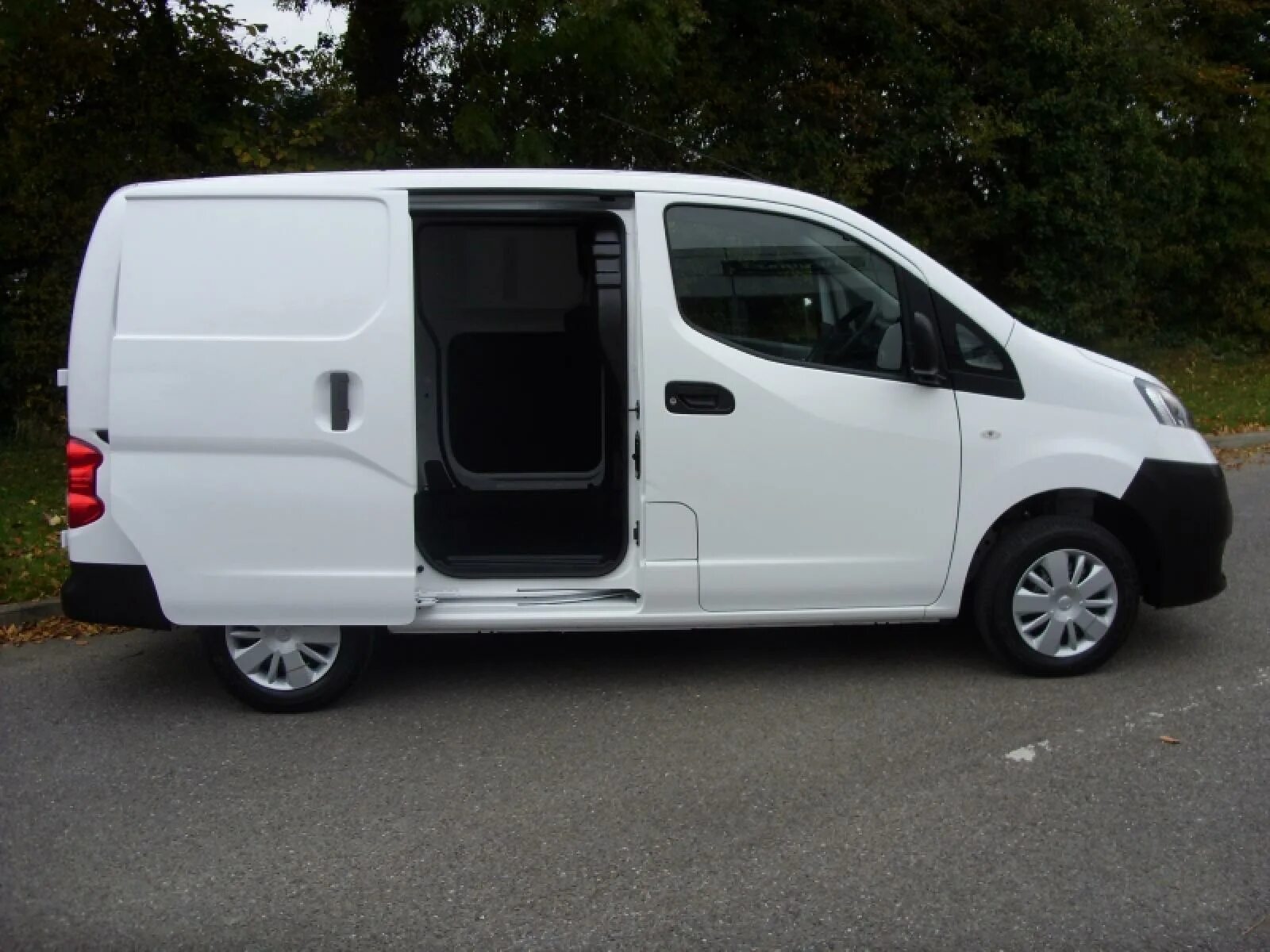 Ниссан нв 200 фото 2014 Nissan NV200 - Information and photos - Neo Drive