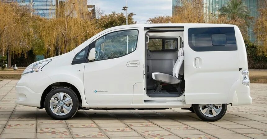 Ниссан nv200 фото Обновленный минивэн Nissan e-NV200 - c увеличенным запасом хода - Авторевю