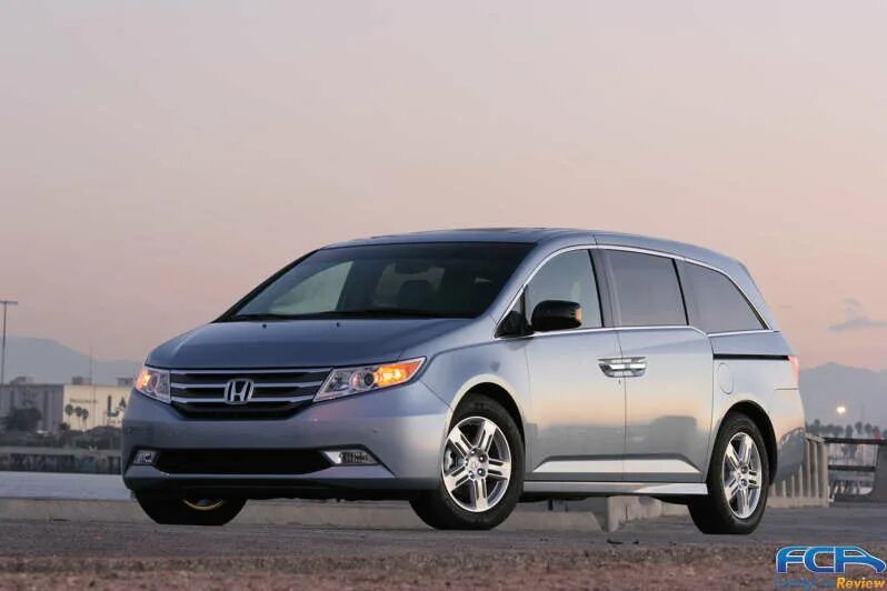 Ниссан одиссей фото Отзыв: Honda Odyssey Touring Elite 2011 года Тесты автомобилей Обзоры семеных ав