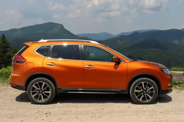 Ниссан оранжевый фото Тест обновленного Nissan X-Trail 2017 Все про кроссоверы и внедорожники