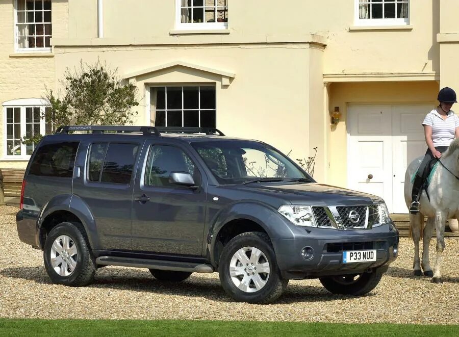 Ниссан панфайдер фото Nissan Pathfinder 2004 года выпуска для рынка Великобритании и Ирландии. Фото 1.