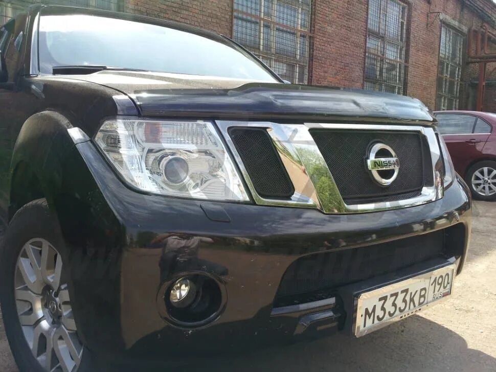 Ниссан патфайндер тюнинг решетка радиатора Решетка радиатора Nissan Pathfinder, Navara 2011-2012 NPAF11-12.top.black Strelk