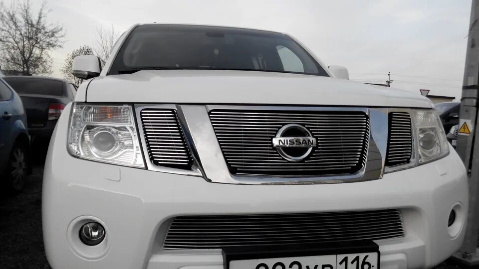 Ниссан патфайндер тюнинг решетка радиатора Накладки на решетку радиатора и бампер - Nissan Pathfinder (3G), 2,5 л, 2013 год