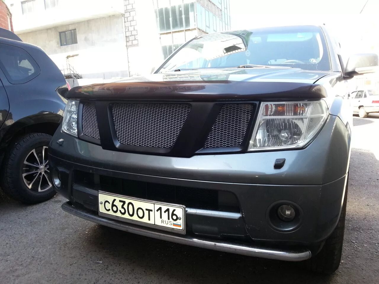 Ниссан патфайндер тюнинг решетка радиатора Nissan Pathfinder - переделка решетки радиатора и оклейкав черным мат - июнь 201