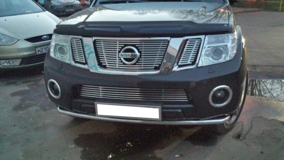 Ниссан патфайндер тюнинг решетка радиатора Решетка в бампер и на радиатор - Nissan Pathfinder (3G), 3 л, 2013 года аксессуа