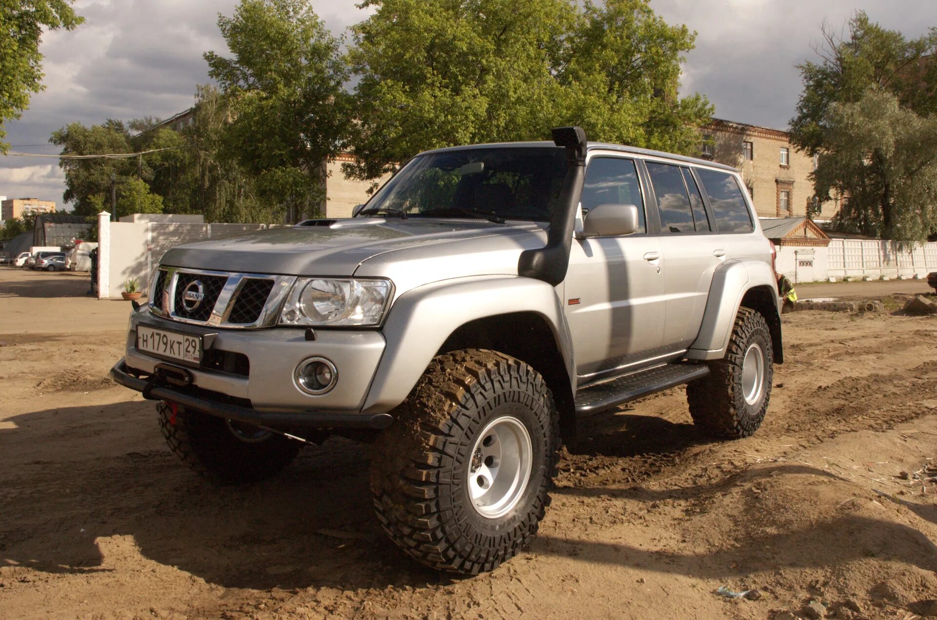 Ниссан патрол 61 фото Очередной монстр увидел свет! Nissan Patrol Y61 колеса 38,5" - DRIVE2