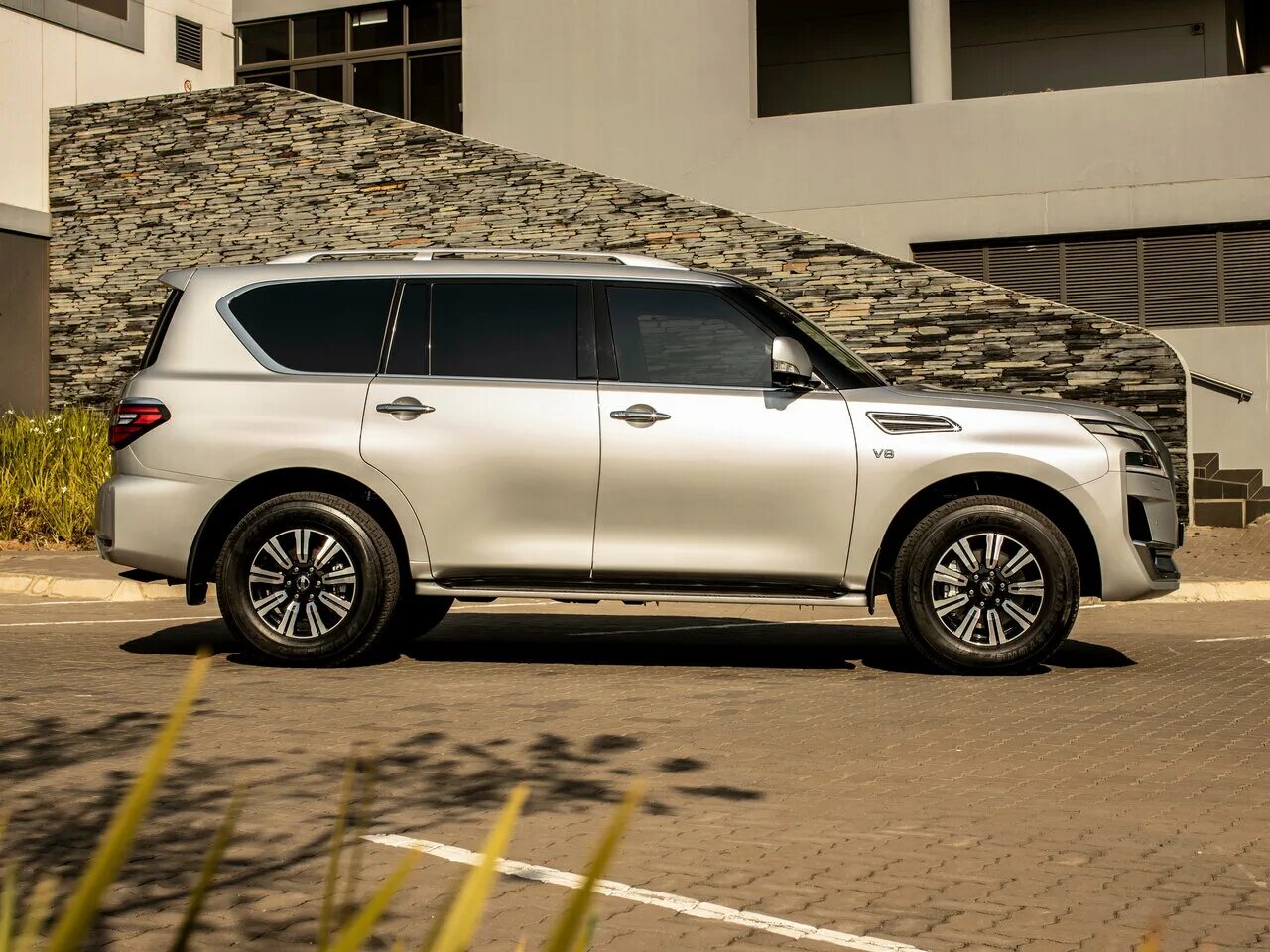 Ниссан патрол фото цена 2024 Nissan Patrol 6 поколение (Y62) 2 рестайлинг, внедорожник 5-дверный - технически