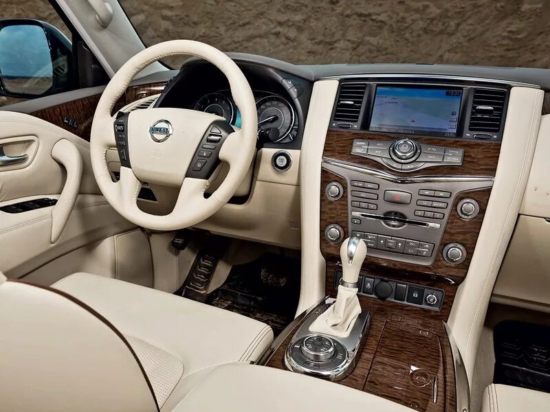 Ниссан патрол салон фото Фото Nissan Patrol (2010 - 2014) поколение Y62 - Салон Nissan отделан дорогими м