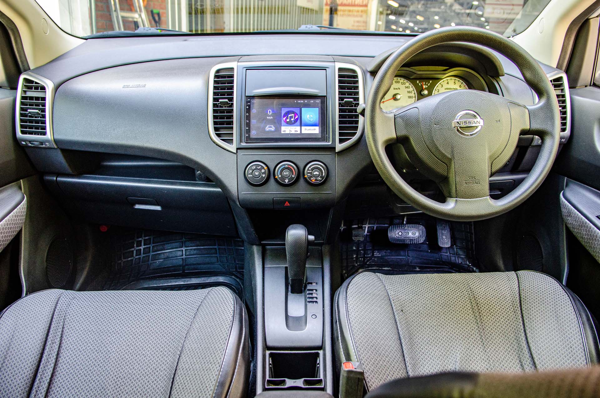 Ниссан праворукий фото Серебристый Nissan Wingroad 2017 года с пробегом по цене 970 000 руб. в Новосиби