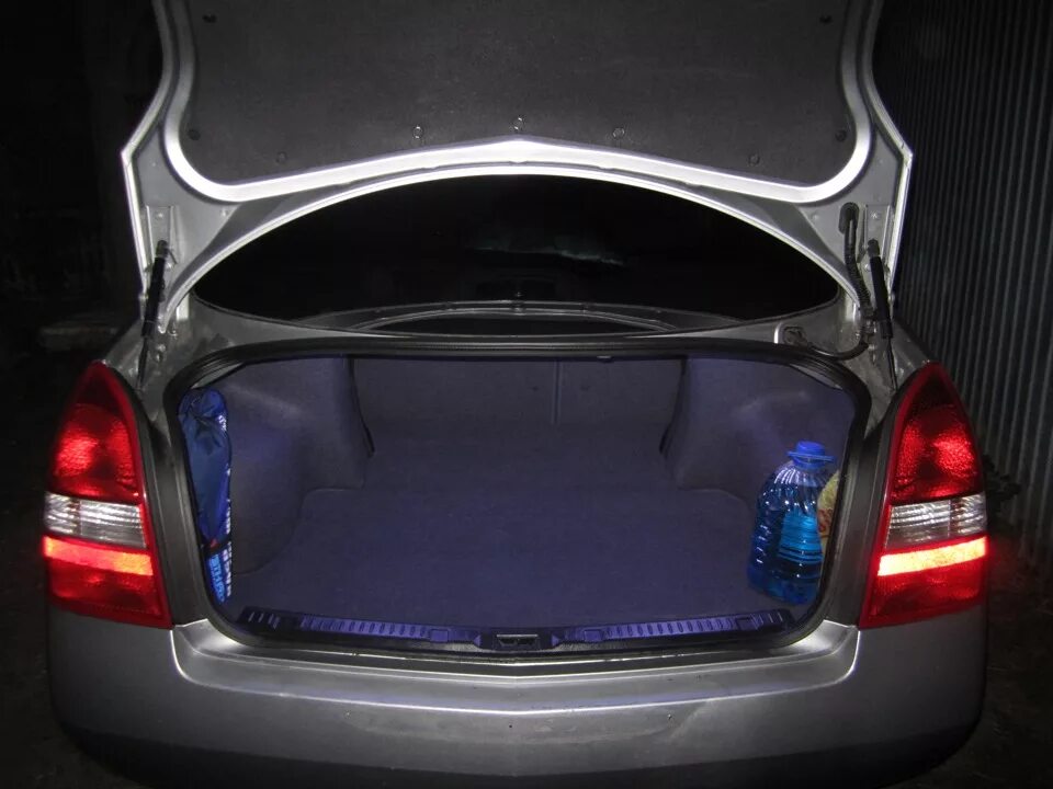Ниссан примера багажник фото Подсветка багажника диодными лентами - Nissan Primera (P12), 1,6 л, 2006 года эл