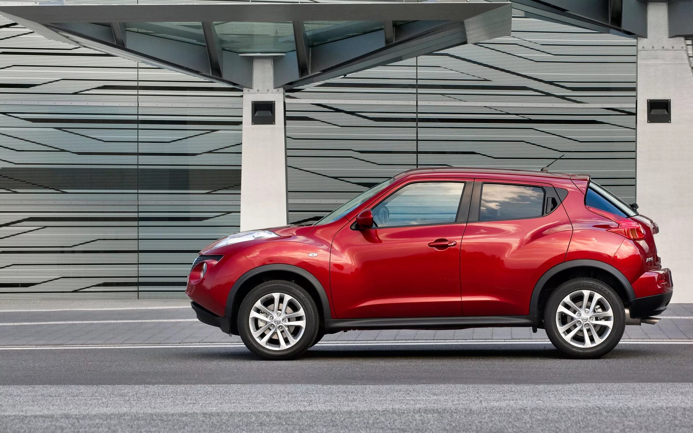 Ниссан r фото Фото обои Ниссан Жук, Nissan Juke, red, красный, отражение облаков на кузове, ви