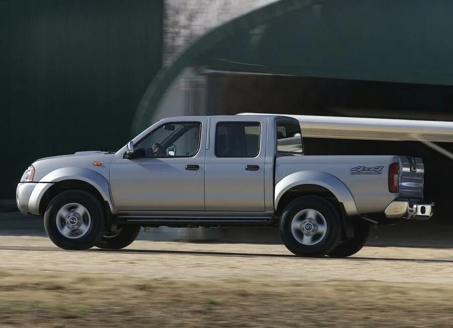 Ниссан с кузовом фото Nissan Navara Pickup Crew Cab 2001 года выпуска. Фото 3. VERcity