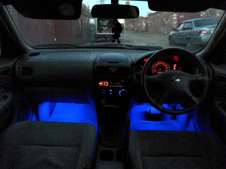 Ниссан санни тюнинг салона Подсветка ног и подсветка панели приборов в тон) - Nissan Sunny (B15), 1,5 л, 20