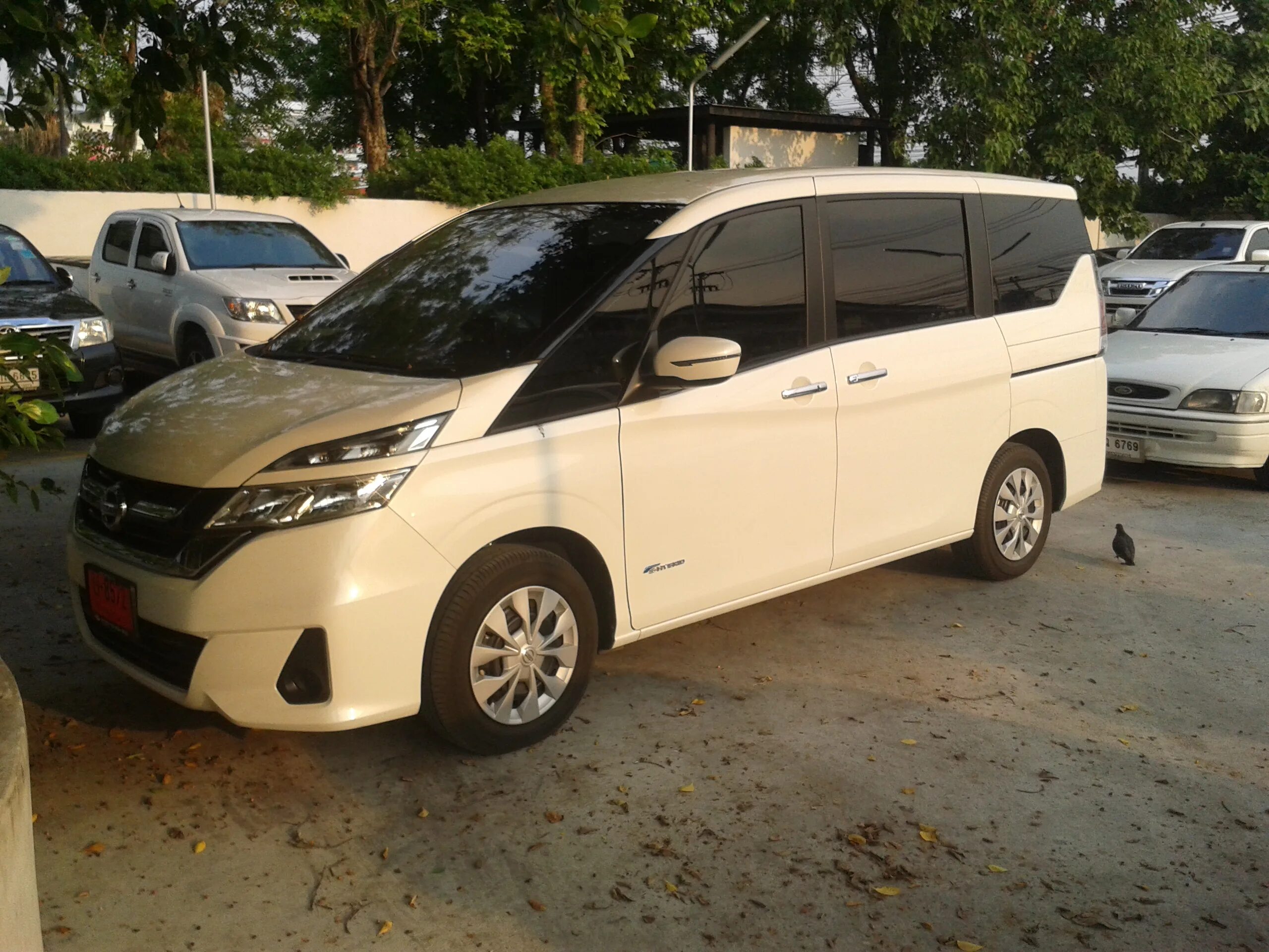 Ниссан серена с27 фото File:Nissan Serena (C27) hybrid in Thailand Front.jpg - Wikimedia Commons