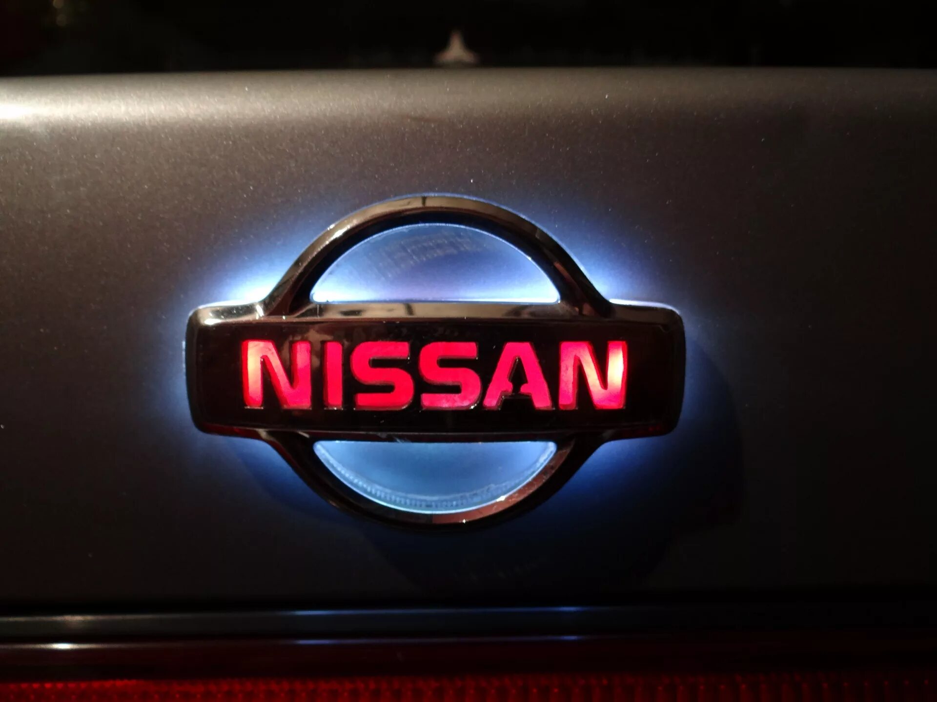 Ниссан шильдик фото Он горит.Результат подсветки шильдика. - Nissan Sunny (B15), 1,5 л, 2000 года тю