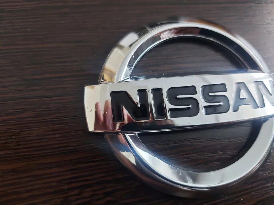 Ниссан шильдик фото Установка шильдика на крышку багажника - Nissan X-Trail II (t31), 2 л, 2014 года