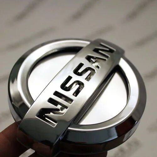 Ниссан шильдик фото 3D логотип Ниссан с красной подсветкой на автомобиль купить