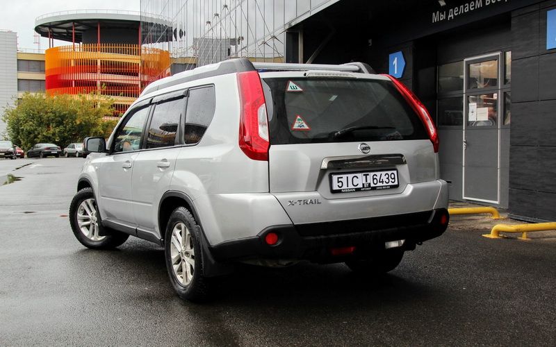 Ниссан танк фото Nissan X-Trail на подъемнике. "Машина надежная, как танк. Вывезет отовсюду"