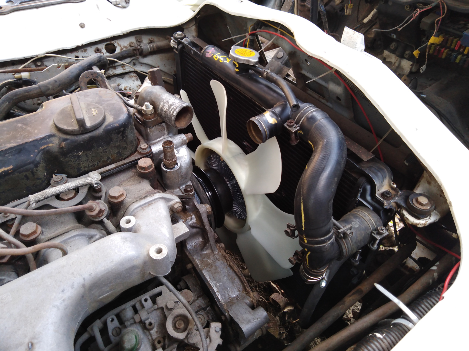 Ниссан тд27 фото Установка радиатора охлаждения от Nissan Caravan TD27 на Nissan Urvan TD23. Нова