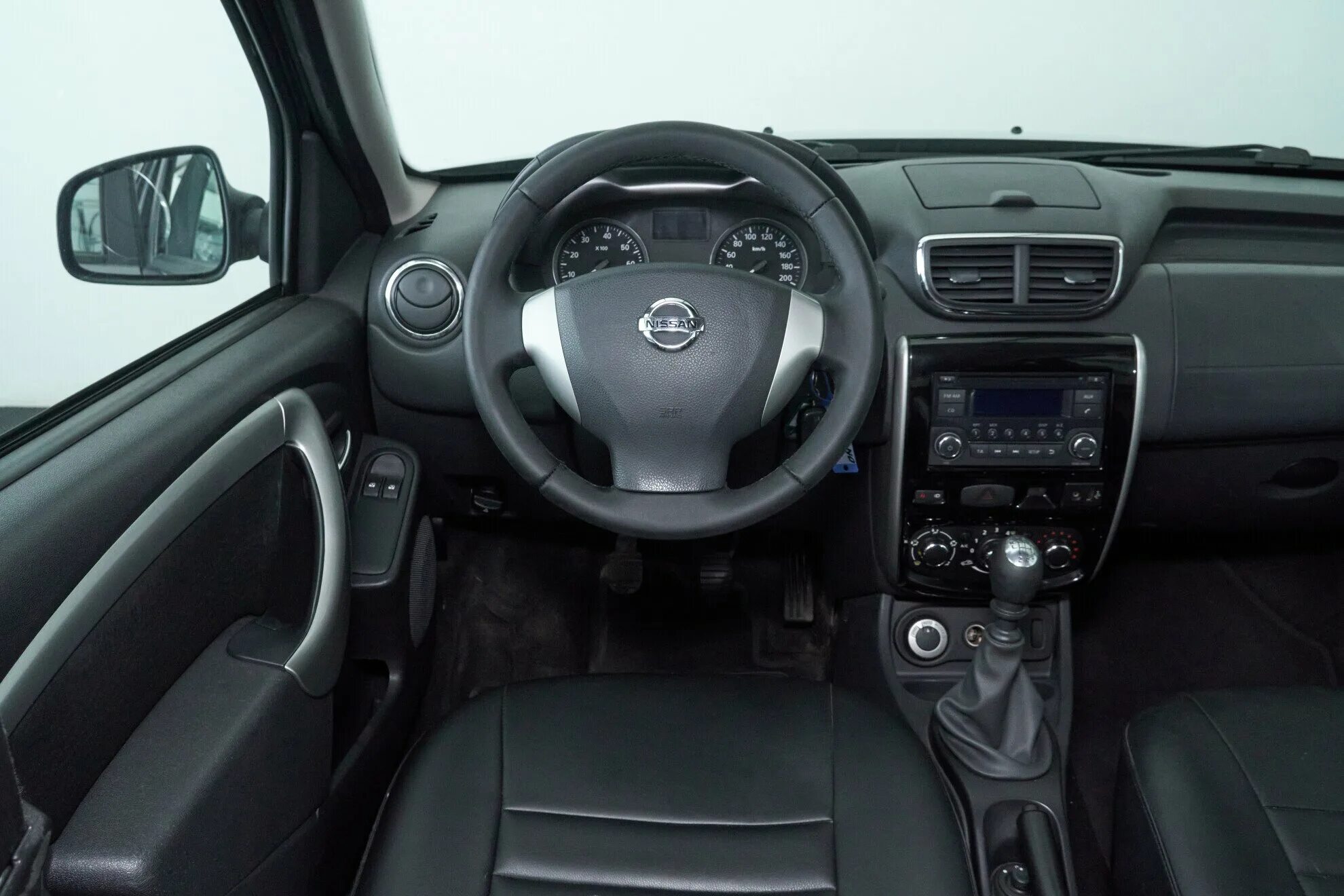 Ниссан террано комплектации фото Купить Nissan Terrano 2.0 MT (135 л.с.) 4WD 2015 года за 580 000 ₽ в Москве. ID 