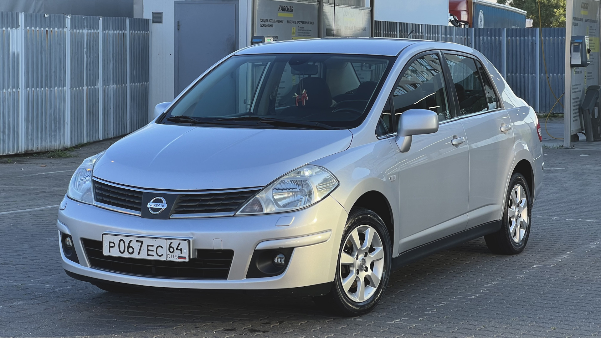 Ниссан тиида 2008 года фото Nissan Tiida (1G) 1.6 бензиновый 2008 Silver Sedan на DRIVE2