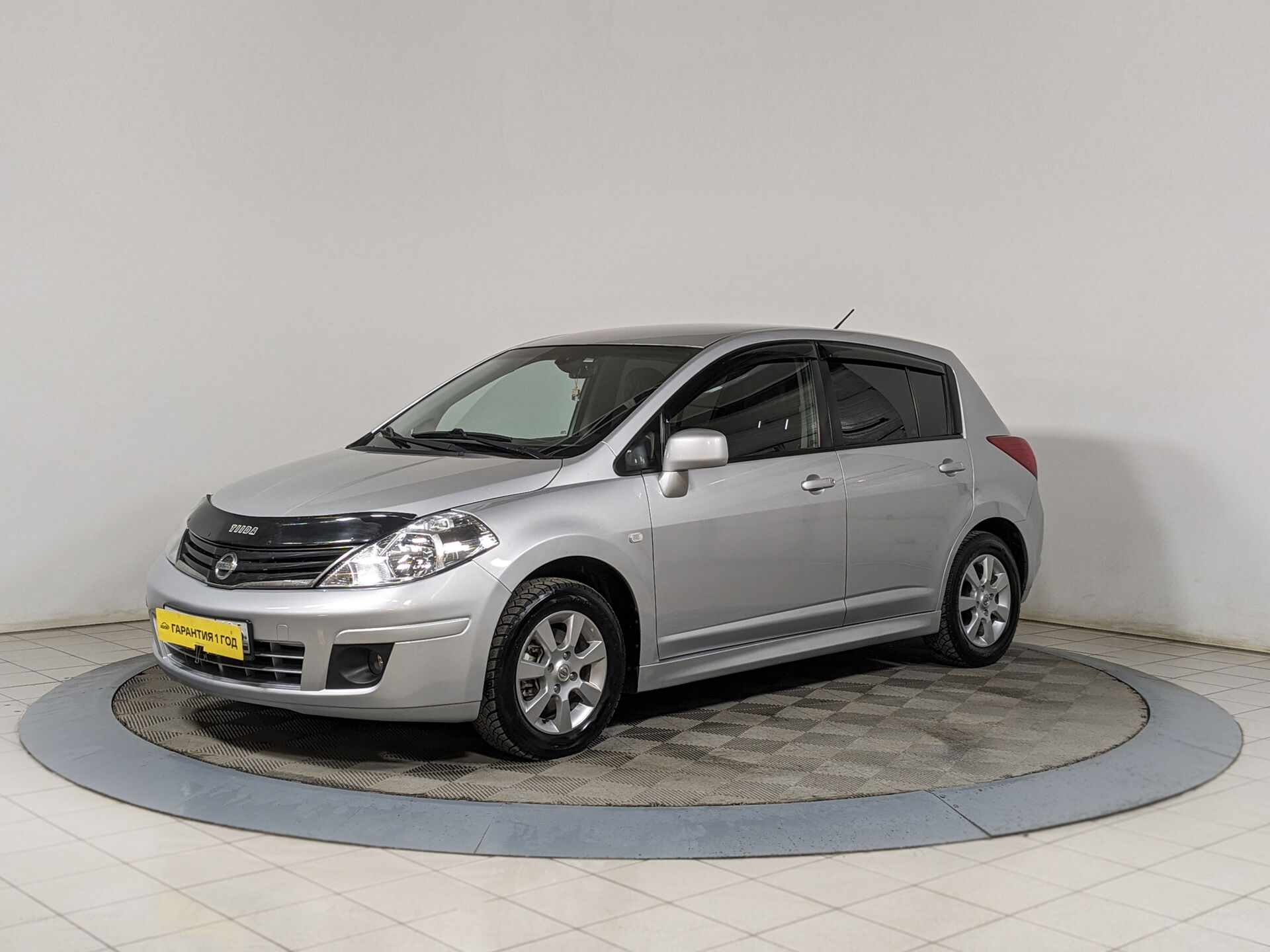 Ниссан тиида 2012 фото Nissan Tiida 2012 серебряный 1.6 л. л. 2WD автомат с пробегом 178 000 км Автомол