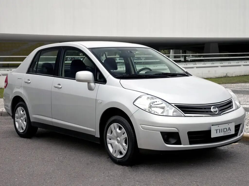 Ниссан тиида 2012 фото Nissan Tiida рестайлинг 2010, 2011, 2012, 2013, 2014, седан, 1 поколение, C11 те