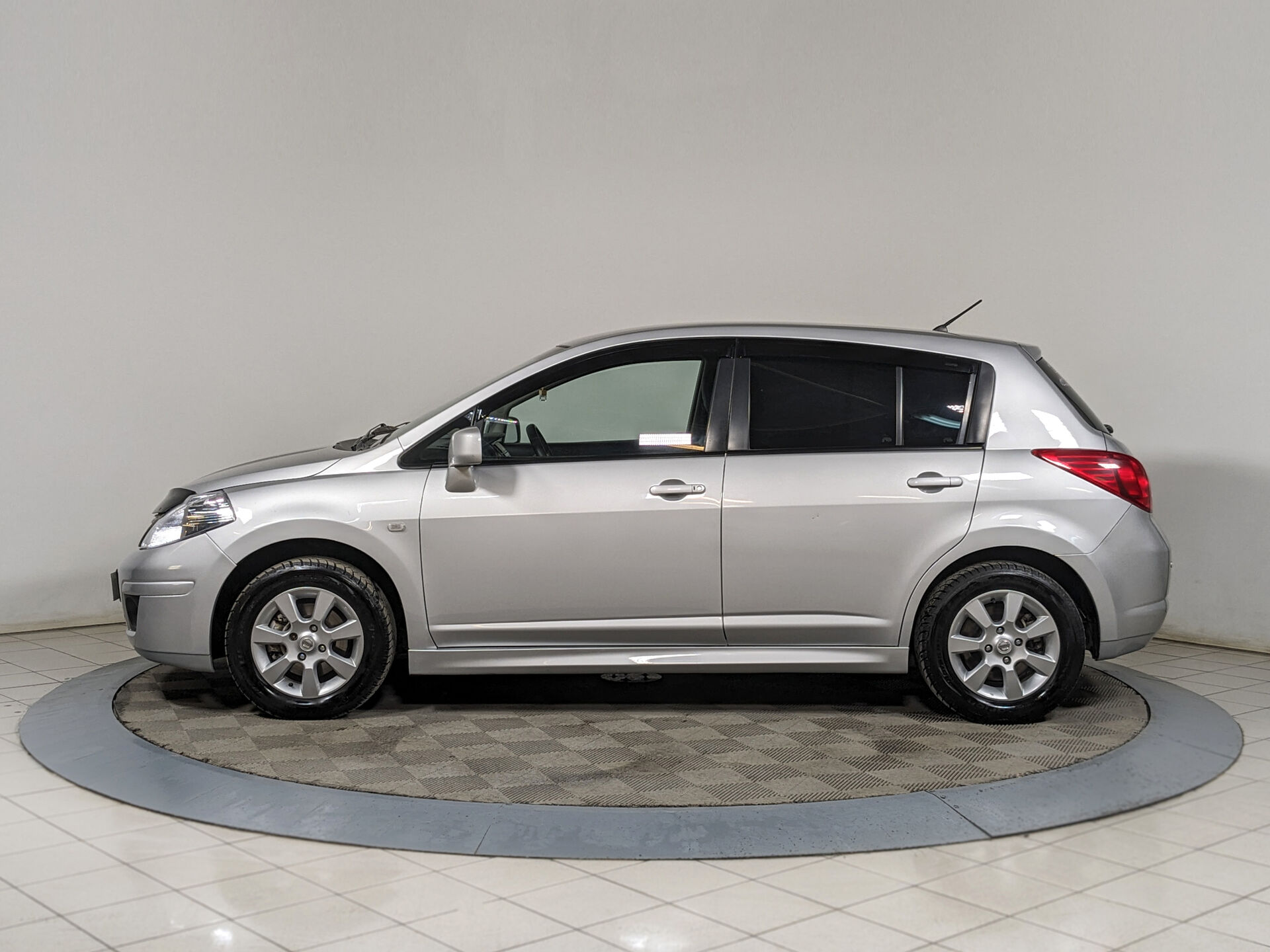 Ниссан тиида 2012 фото Nissan Tiida 2012 серебряный 1.6 л. л. 2WD автомат с пробегом 178 000 км Автомол