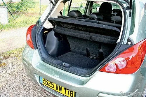 Ниссан тиида багажник фото Тест-драйв Nissan Tiida: Видеть цель, не замечать препятствий