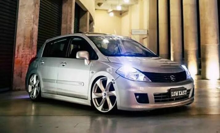 Ниссан тиида c11 тюнинг Pin de Ahmed Abouzeid em Nissan Tiida Rodas aro 20, Carros, Carros rebaixados