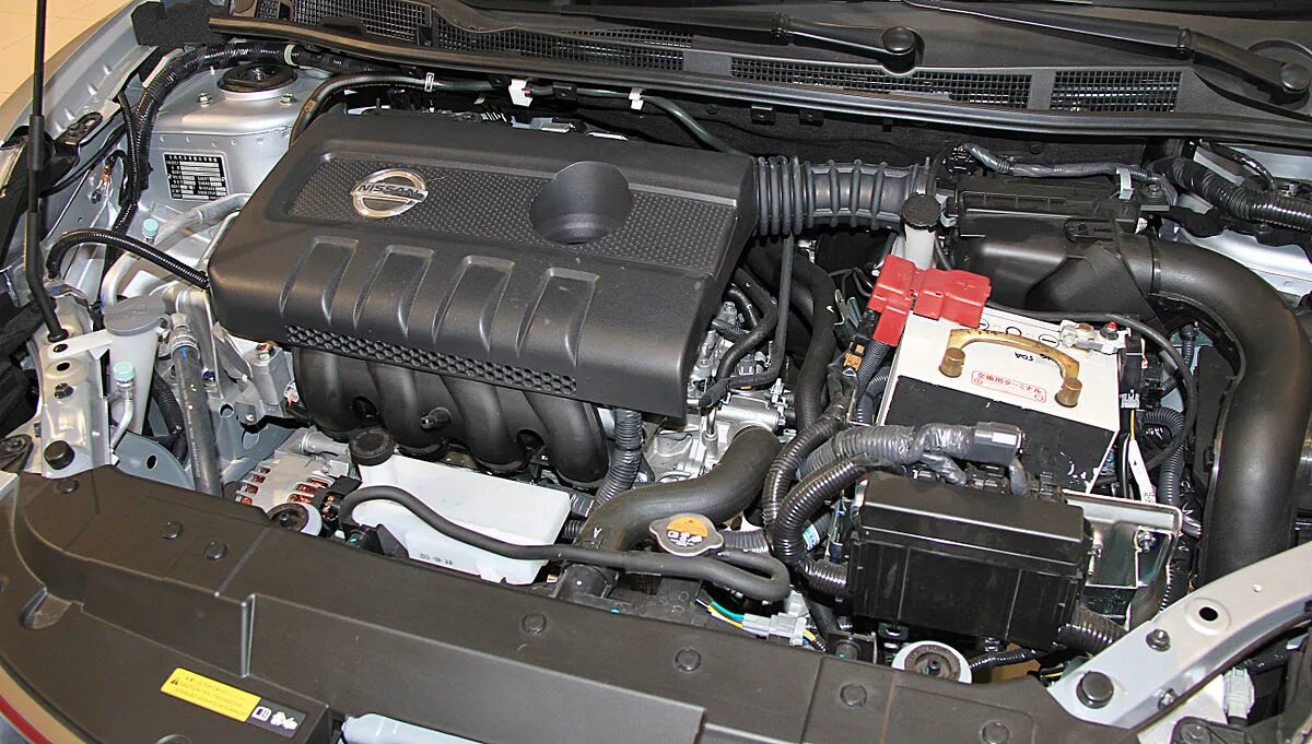 Ниссан тиида фото двигателя File:2013 Nissan Tiida 1.6T XV engine room.jpg - Wikimedia Commons
