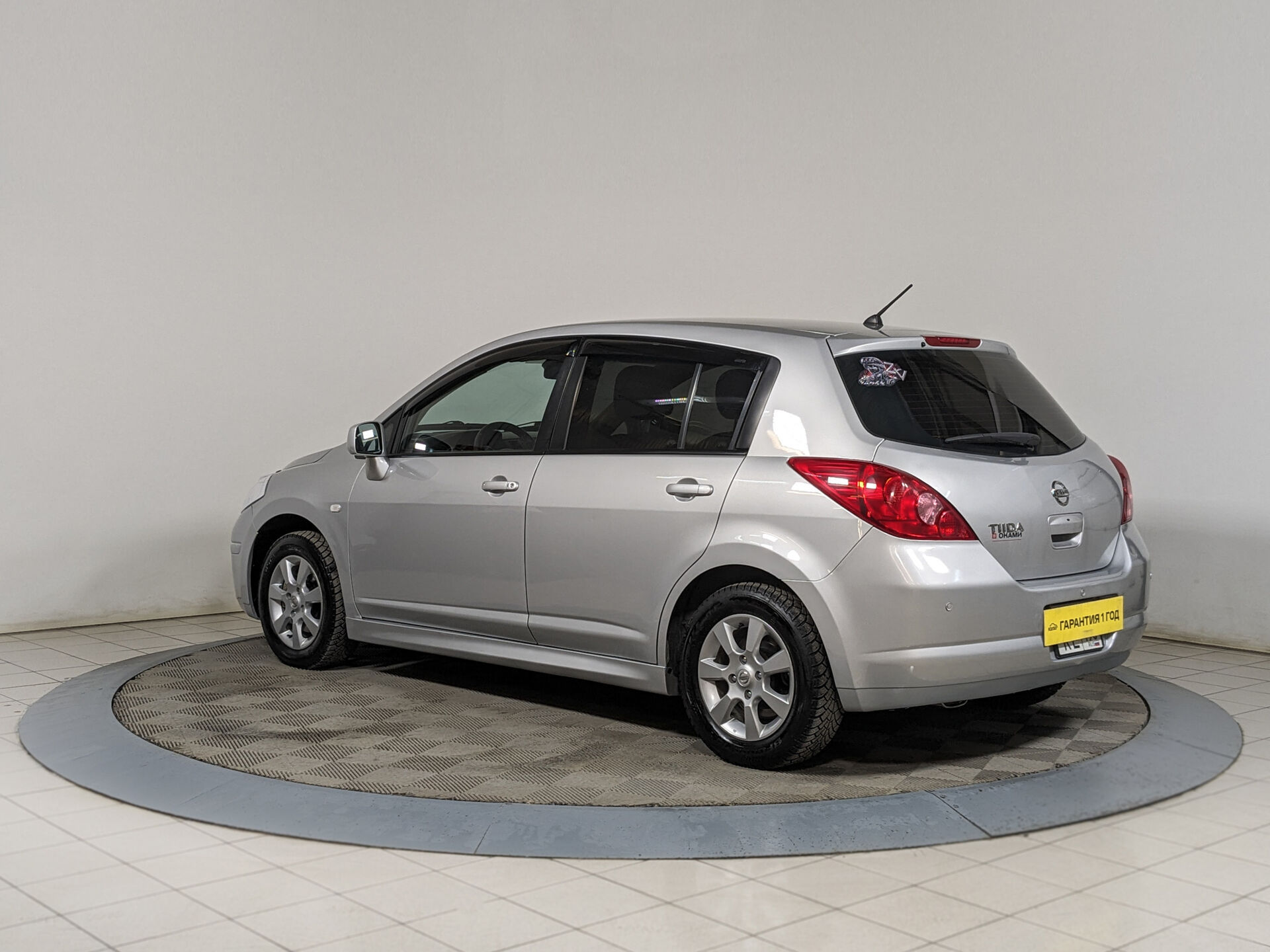 Ниссан тиида фото и цена Nissan Tiida 2012 серебряный 1.6 л. л. 2WD автомат с пробегом 178 000 км Автомол