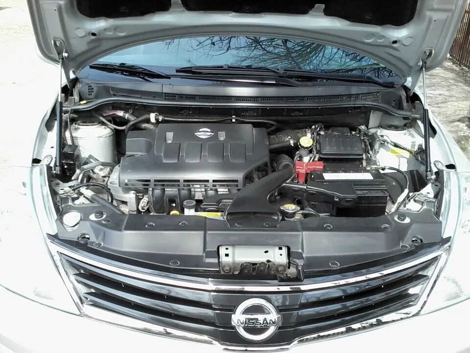 Ниссан тиида фото под капотом Пневмоупоры капота - Nissan Tiida (1G), 1,6 л, 2012 года стайлинг DRIVE2