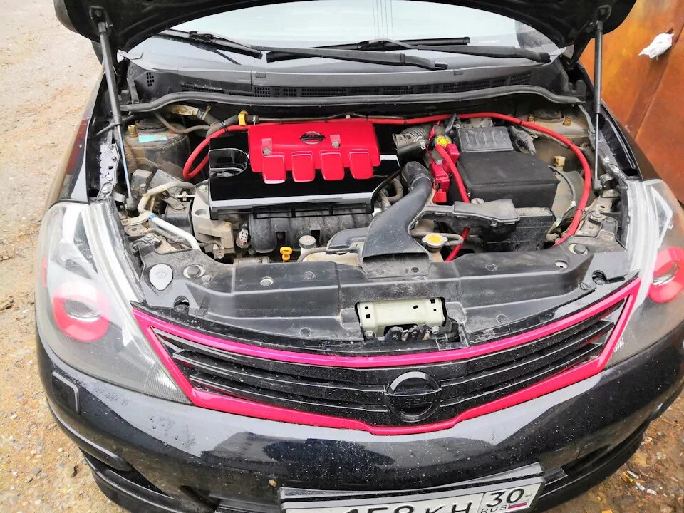 Ниссан тиида фото под капотом Уюта под капот)) - Nissan Tiida (1G), 1,6 л, 2008 года тюнинг DRIVE2