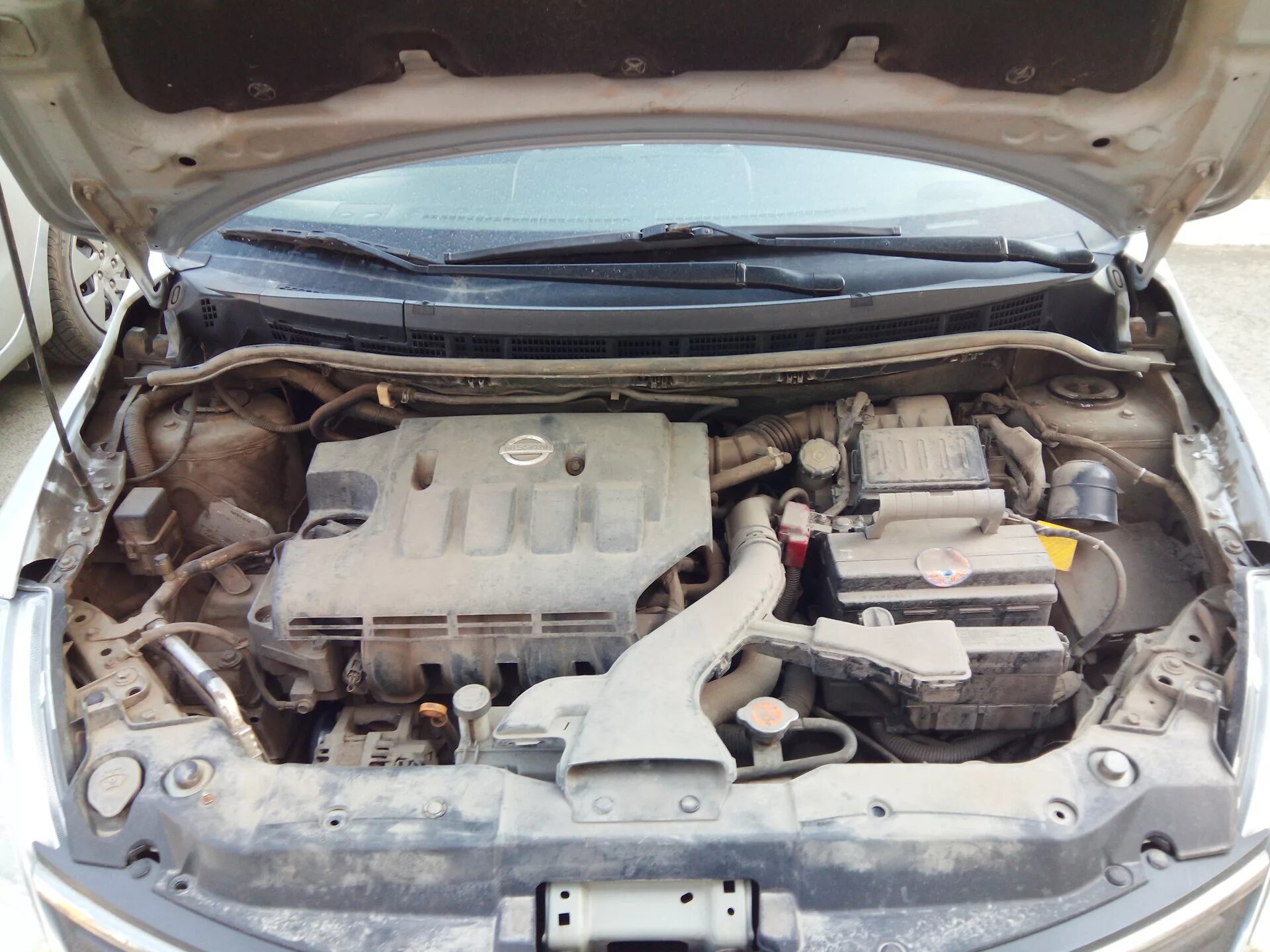 Ниссан тиида фото под капотом Мойка двигателя паром Nissan Tiida - Nissan Tiida (1G), 1,6 л, 2008 года мойка D