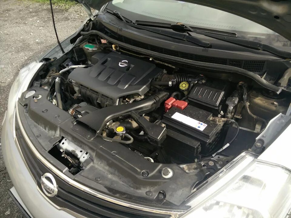 Ниссан тиида фото под капотом Мойка радиатора и подкапотного пространства - Nissan Tiida (1G), 1,6 л, 2011 год