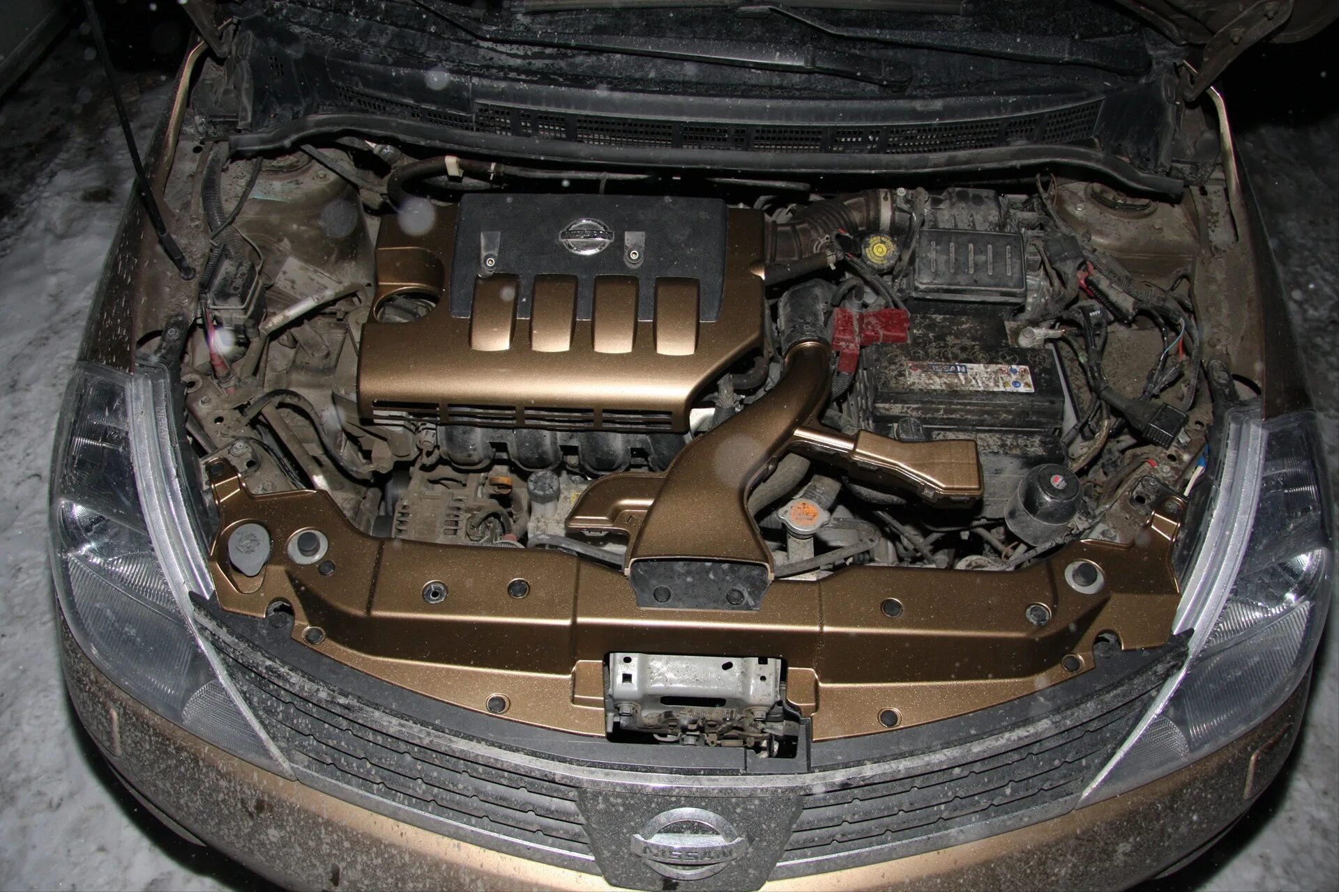 Ниссан тиида фото под капотом Подкапотное пространство, покраска пластиковых деталей - Nissan Tiida (1G), 1,6 
