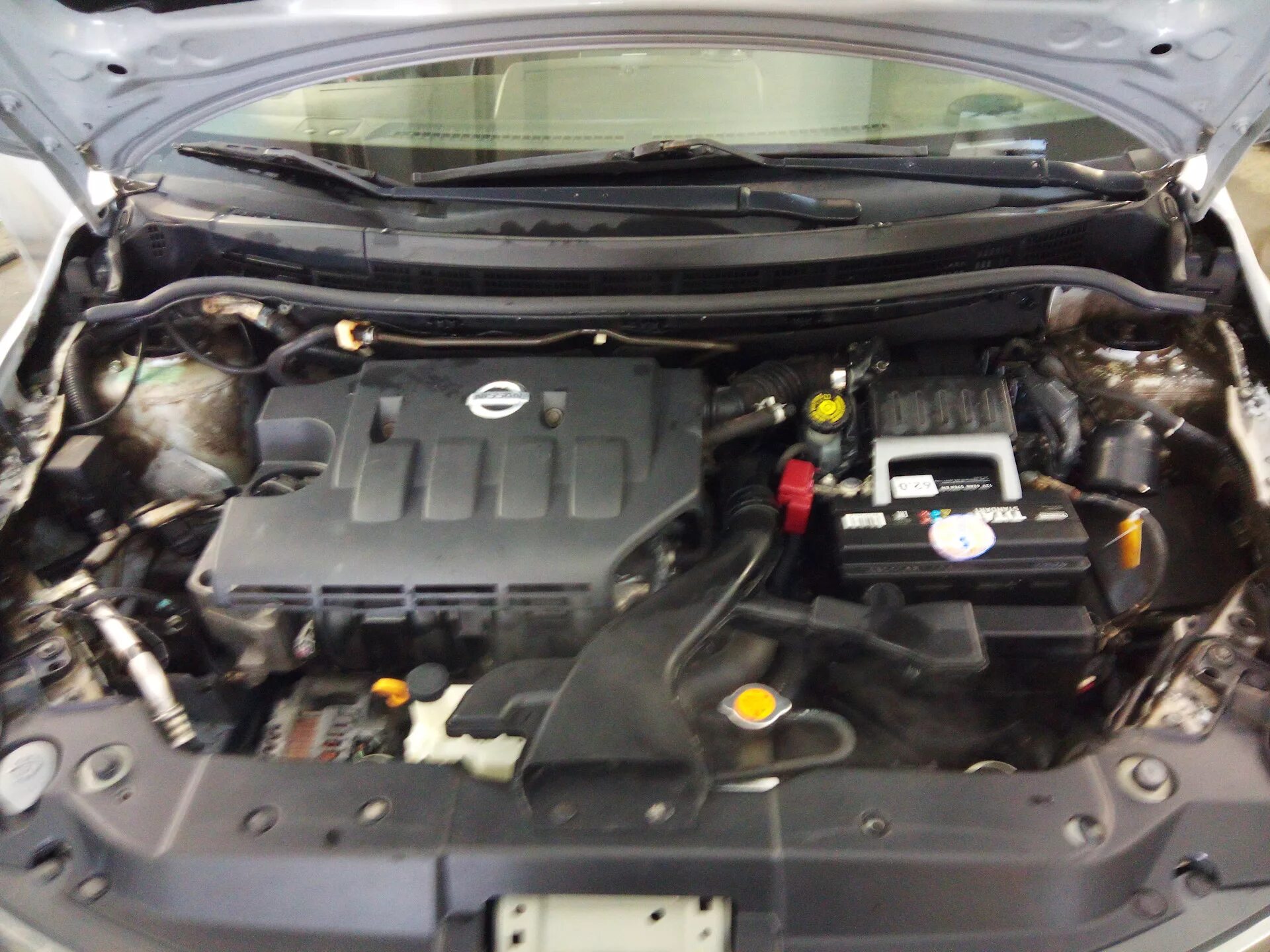 Ниссан тиида фото под капотом Мойка двигателя паром Nissan Tiida - Nissan Tiida (1G), 1,6 л, 2008 года мойка D