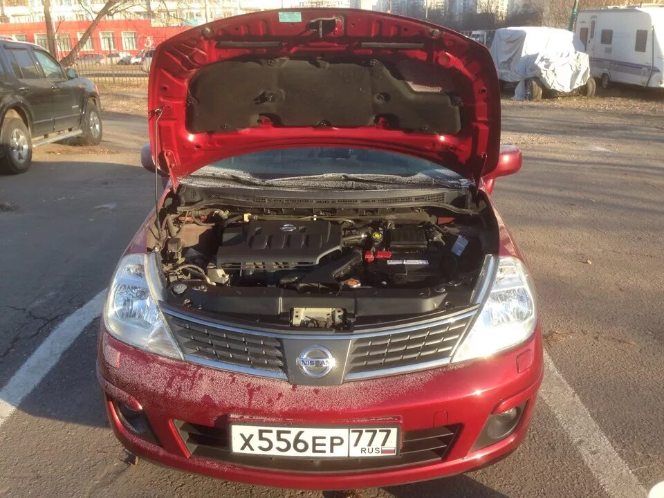 Ниссан тиида фото под капотом Уборка под капотом) - Nissan Tiida (1G), 1,6 л, 2008 года мойка DRIVE2