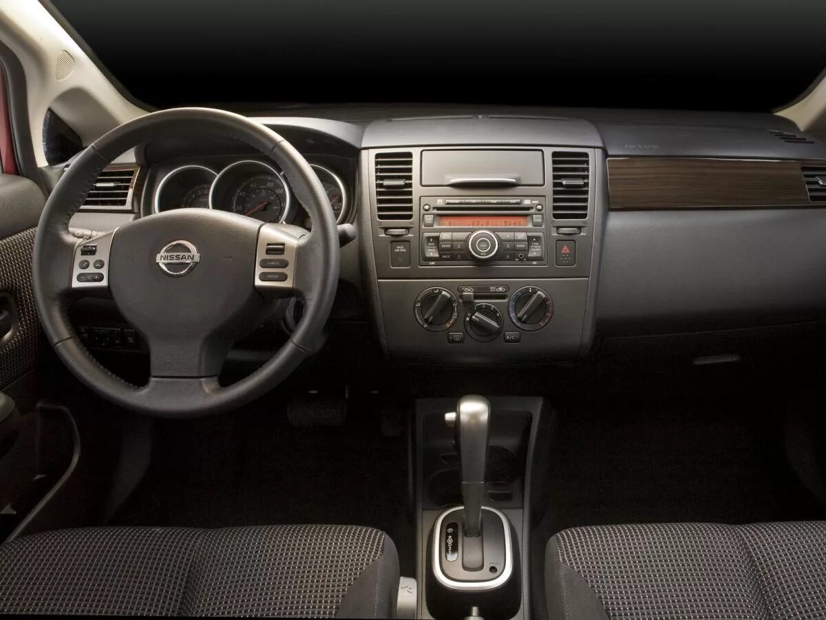 Ниссан тиида фото салона Каталог автомобилей Nissan Versa Versa I Седан, 1.8 CVT (124 л.с.). Характеристи