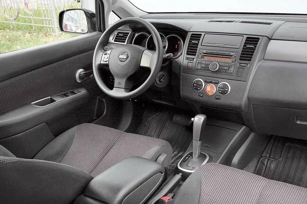 Ниссан тиида фото салона Тест-драйв Nissan Tiida: Почти близнецы