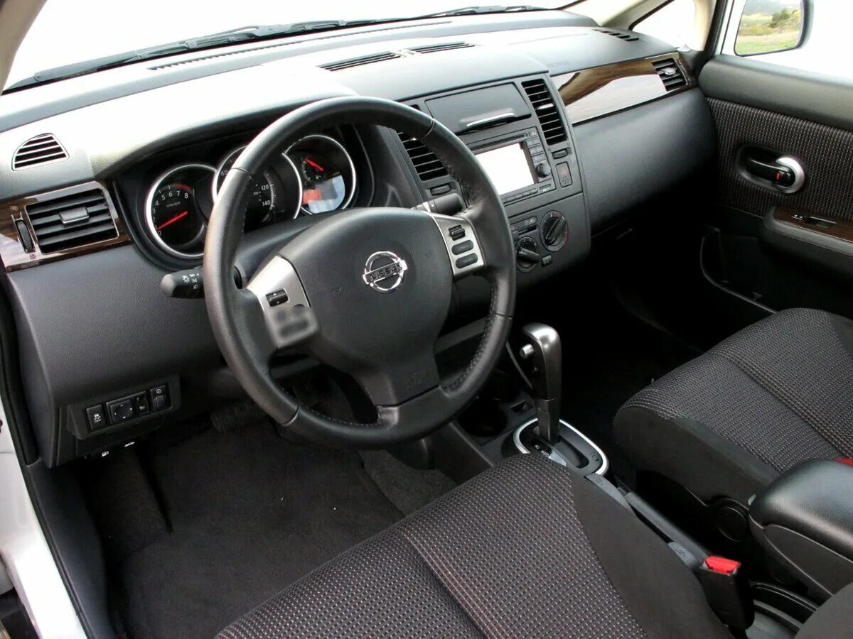 Ниссан тиида фото салона Купить б/у Nissan Tiida I 1.5 AT (109 л.с.) бензин автомат в Москве: синий Нисса