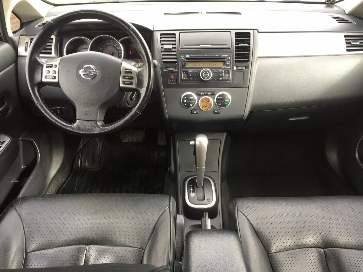 Ниссан тиида фото салона Купить б/у Nissan Tiida I 1.6 AT (110 л.с.) бензин автомат в Москве: чёрный Нисс