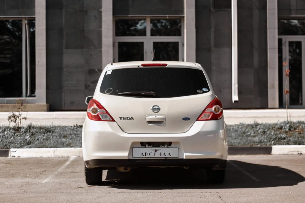 Ниссан тиида фото сзади Аренда автомобиля NISSAN TIIDA 2011