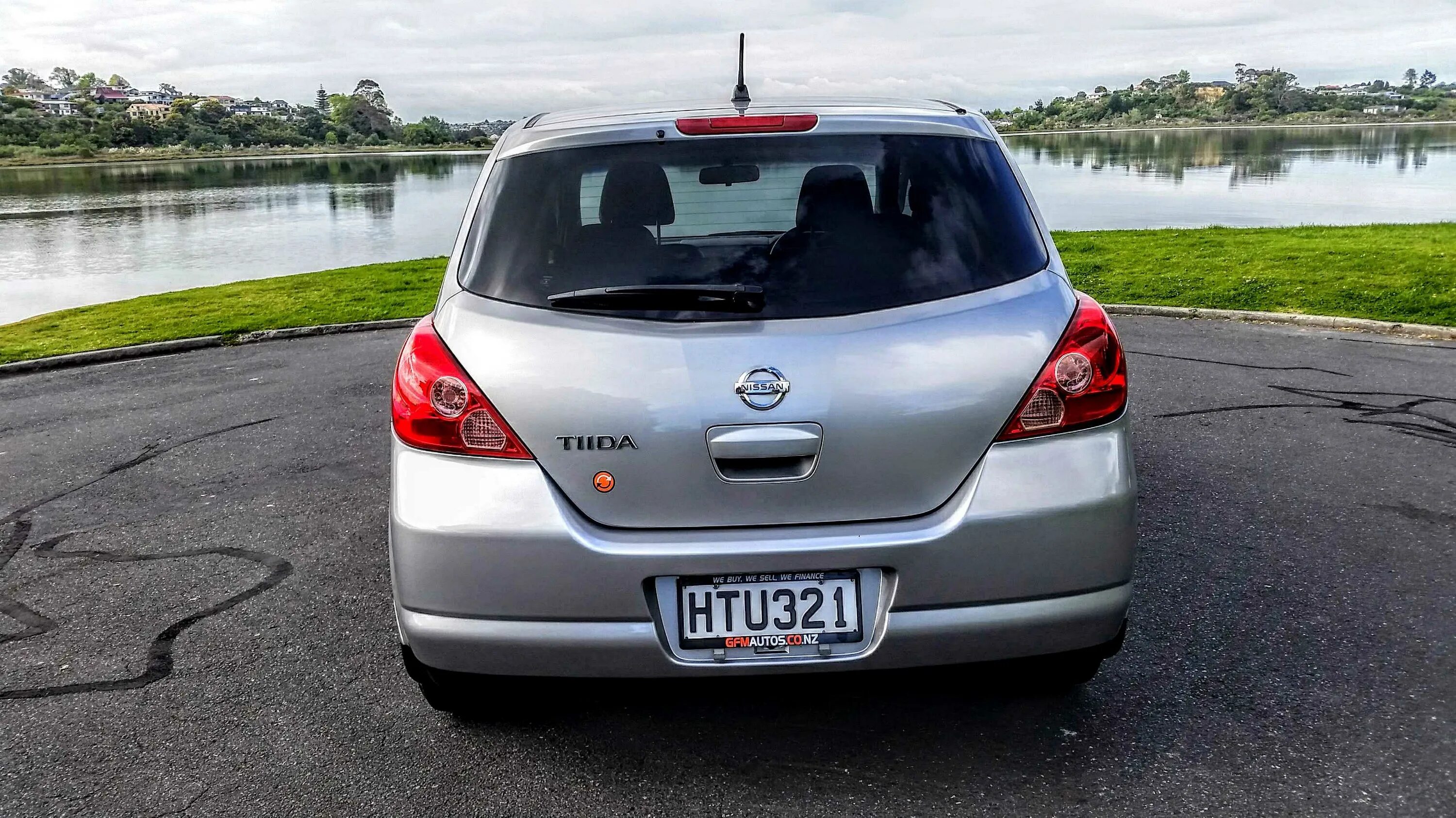 Ниссан тиида фото сзади Nissan tiida c13